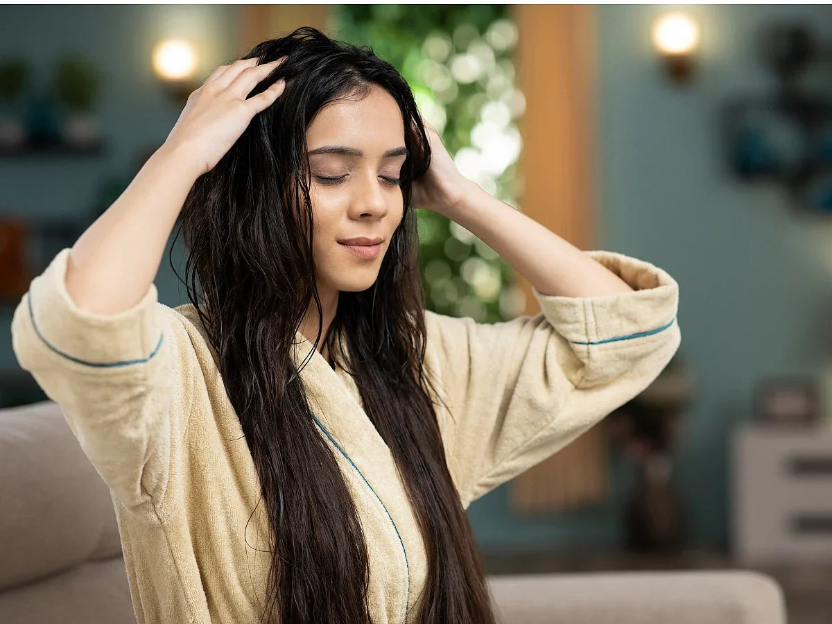 🌿 Know the Health Benefits of Oiling and Using a Neem Comb for Your Hair